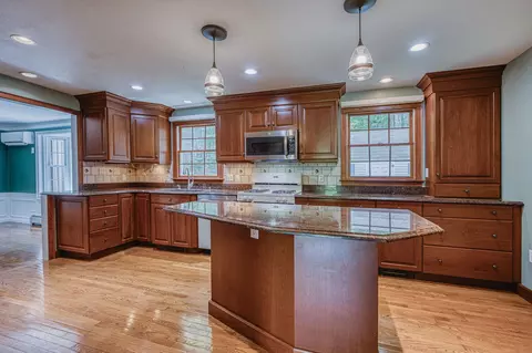 11 Brek Dr, Merrimack, NH 03054