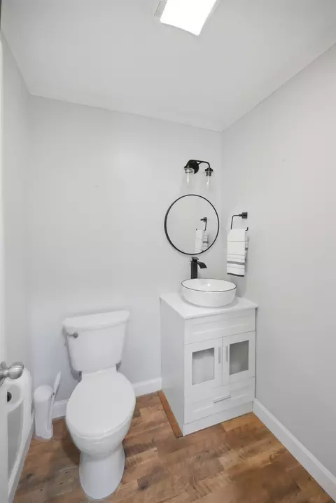 Bath - 10 Hampton Towne Est, Hampton, NH 03842 photo 1 of 3