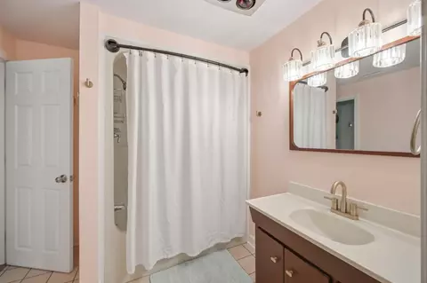Bath - 10 Hampton Towne Est, Hampton, NH 03842 photo 3 of 3
