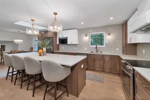 7 Loon St, Wolfeboro, NH 03894