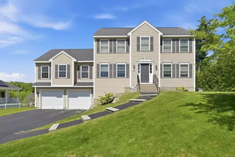 317 University Cir, Hooksett, NH 03106