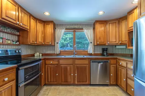 Kitchen - 736 Pleasant St, Newport, VT 05855 photo 2 of 4