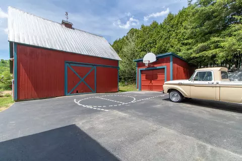 Exterior - 736 Pleasant St, Newport, VT 05855 photo 7 of 17