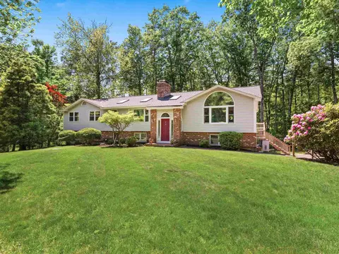 19 Wedgewood Dr, Londonderry, NH 03053