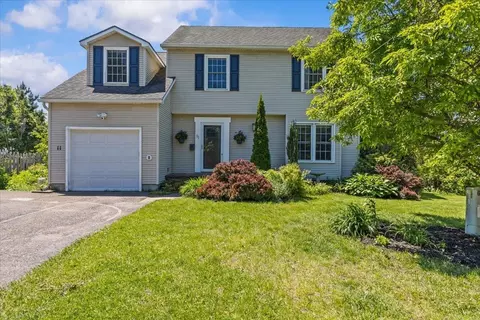 11 Dover St, South Burlington, VT 05403
