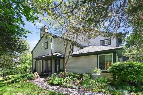 29 Lake Forest Dr, Burlington, VT 05401