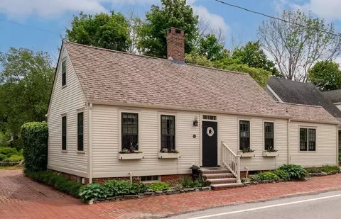 69 Cranfield St, New Castle, NH 03854