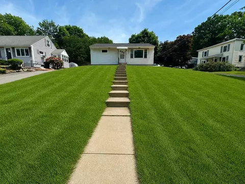 695 Calef Rd, Manchester, NH 03103