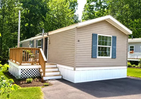 10 Hummingbird Ln, Raymond, NH 03077