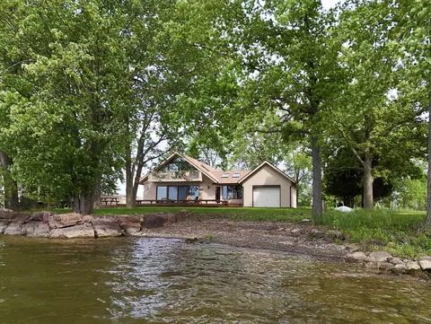 325 Oakridge Ln, North Hero, VT 05474