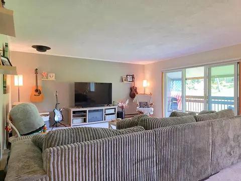 8 Hawthorne Cir, South Burlington, VT 05403