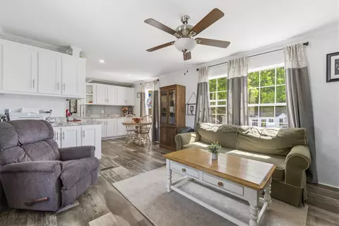 11 Daisy Dr, Pittsfield, NH 03263