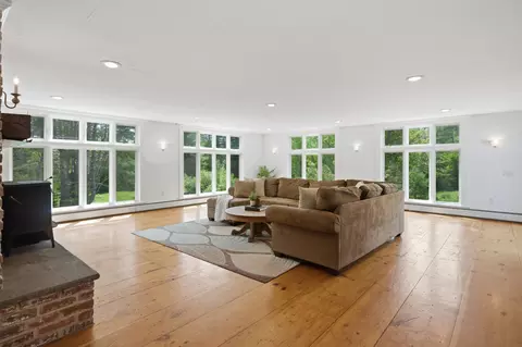 42 Blackberry Ln, Jamaica, VT 05343