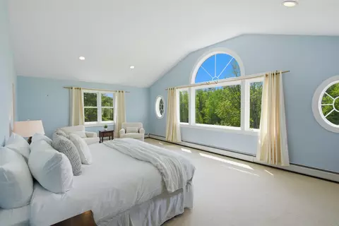 42 Blackberry Ln, Jamaica, VT 05343