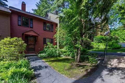 826 Hard Rd #B4, Hartford, VT 05059