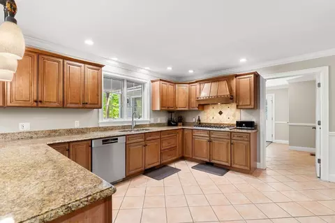 Kitchen - 24 Fireside Dr, Epping, NH 03042 photo 4 of 6