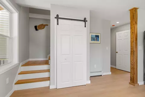 Entry Way - 25 Mill St, Epping, NH 03042 photo 4 of 6