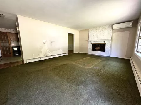 Living - 142 Pine Cir, Bennington, VT 05201 photo 2 of 6