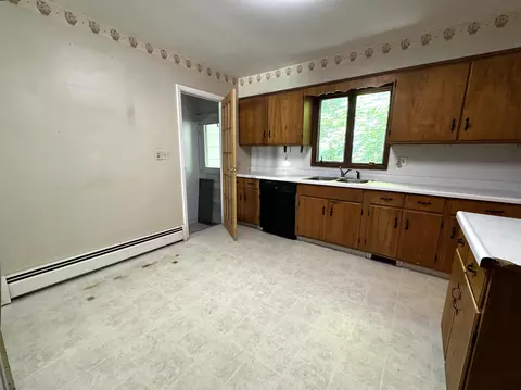 Kitchen - 142 Pine Cir, Bennington, VT 05201 photo 4 of 4