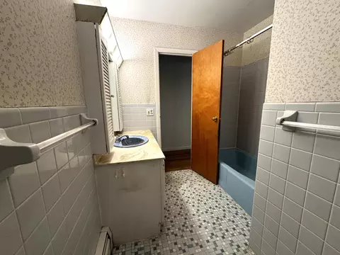 Bath - 142 Pine Cir, Bennington, VT 05201 photo 2 of 4