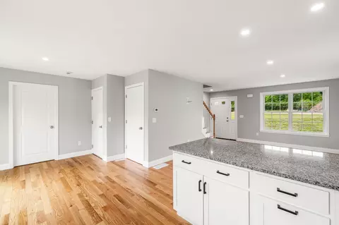 Entry Way - 5 Violette Dr # B, Epping, NH 03042 photo 1 of 3