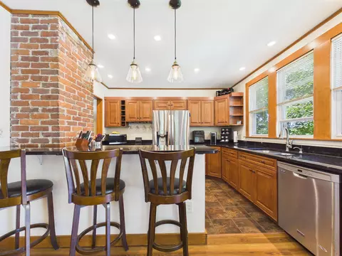 77 High St, Hinsdale, NH 03451
