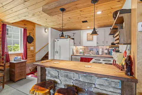 Kitchen - 50 Gaumont Rd, Windham, NH 03087 photo 7 of 8
