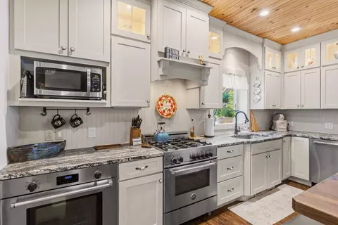Kitchen - 50 Gaumont Rd, Windham, NH 03087 photo 6 of 8