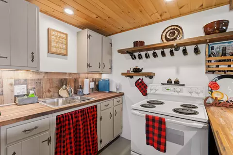 Kitchen - 50 Gaumont Rd, Windham, NH 03087 photo 8 of 8