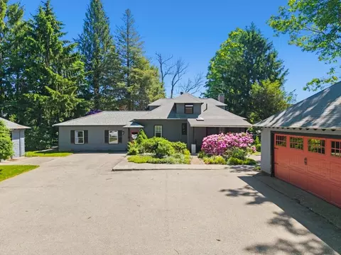 52 Whipple Rd, Kittery, ME 03904