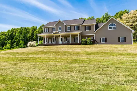 15 Rockledge Rd, Milton, VT 05468