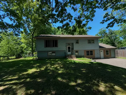 8 Lamson Dr, Merrimack, NH 03054