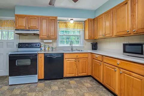 7 Squamscott Rd, Stratham, NH 03885 photo 6