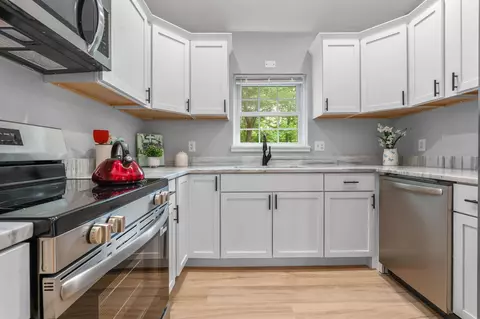 Kitchen - 29 Cunningham Dr, Derry, NH 03038 photo 1 of 3