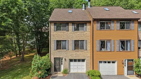 2 Winrow Dr, Merrimack, NH 03054