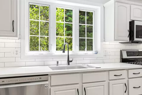 Kitchen - 57 Lindsay Rd, Hooksett, NH 03106 photo 2 of 4