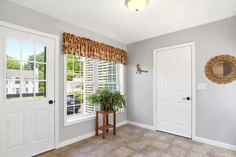 Entry Way - 57 Lindsay Rd, Hooksett, NH 03106 photo 3 of 5