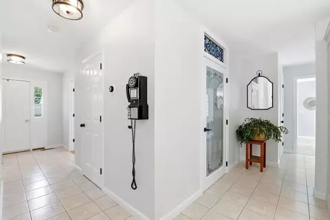 Entry Way - 57 Lindsay Rd, Hooksett, NH 03106 photo 2 of 5