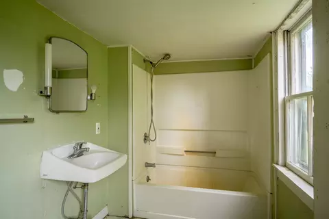 Bath - 286 S Bingham St, Cornwall, VT 05753 photo 1 of 1