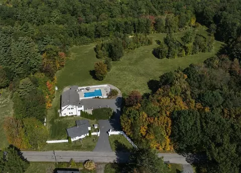 51 Pond St, Newton, NH 03858