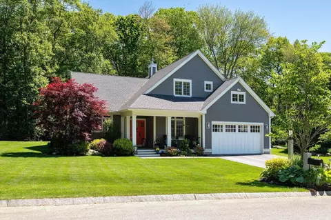 1 Mccarron Dr, Hampton, NH 03842