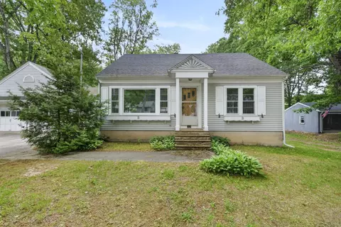 42 Oak St, Rochester, NH 03839