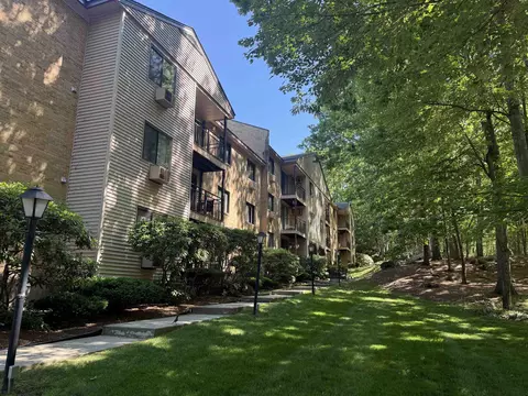 19 Country Club Dr #32, Manchester, NH 03102