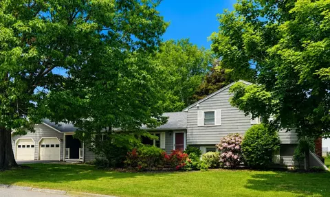 8 Toftree Ln, Dover, NH 03820