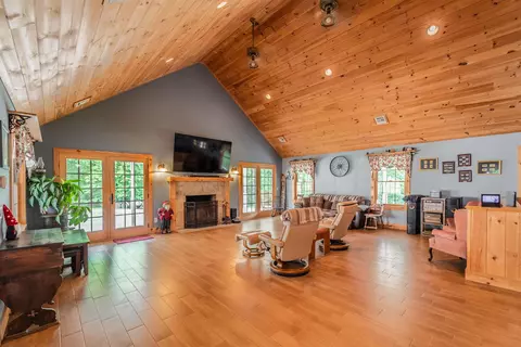 6 Phoenix Dr, Kingston, NH 03848