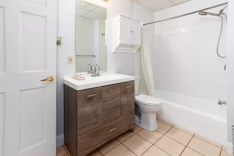Bath - 40 College St #204C, Burlington, VT 05401 photo 1 of 2