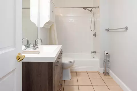 Bath - 40 College St #204C, Burlington, VT 05401 photo 2 of 2