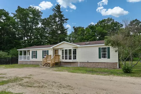 124 Chester Rd, Raymond, NH 03077