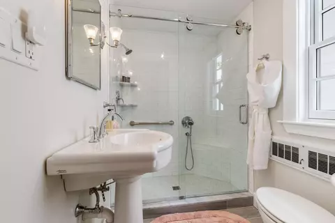 Bath - 12 Willow Ave, North Hampton, NH 03862 photo 5 of 8