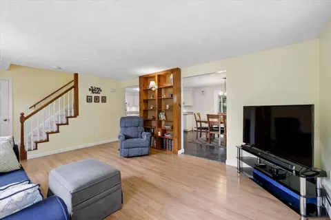 Living - 17 Almeda Ln, Hooksett, NH 03106 photo 2 of 3